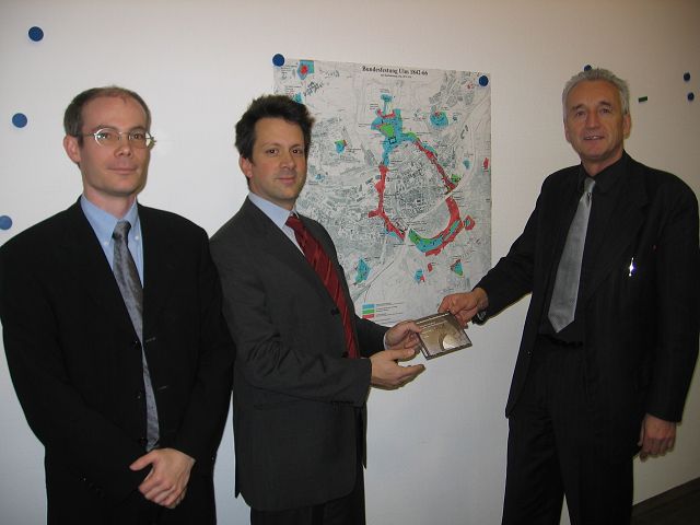 Markus Theile und Matthias Burger bei der Übergabe an Bürgermeister Alexander Wetzig