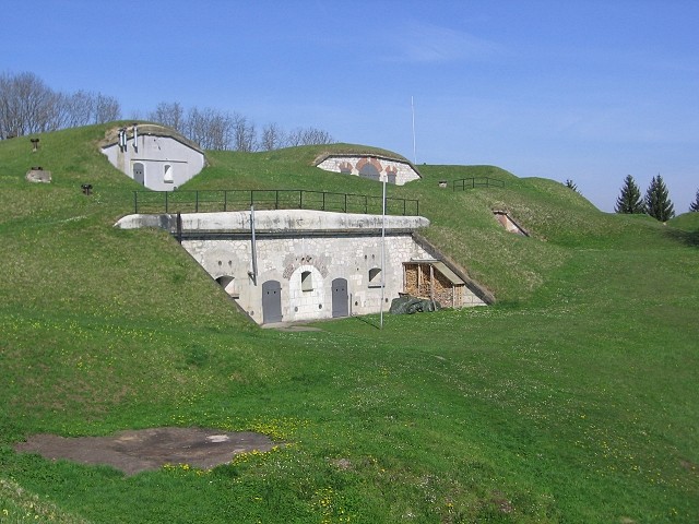 Festungsmuseum Fort Oberer Kuhberg, Wallanlage mit Kasemattencorps (unten) und Hohltraversen